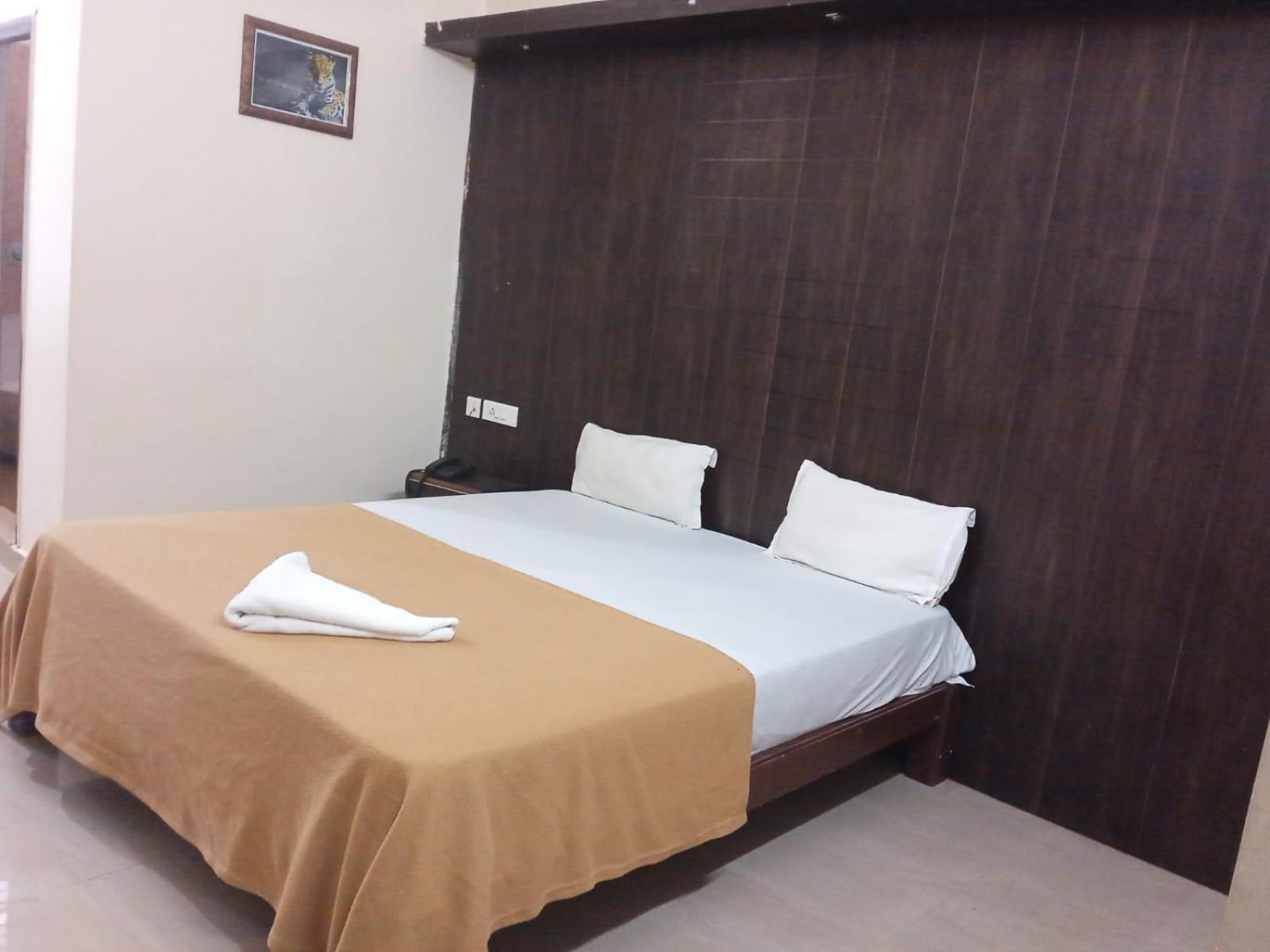 Grand Jp Inn Near 2 Km From Gundlupet Bus Stand Exteriör bild